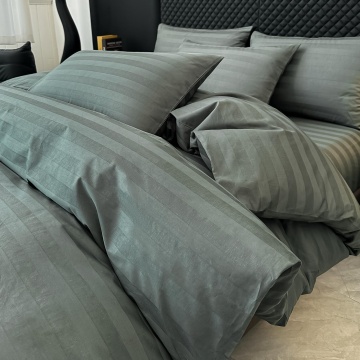 Prim plan lenjerie de pat din damasc 100% bumbac verde oliv cu dungi satinate JOJO HOME