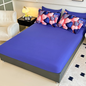 Cearceaf cu elastic albastru regal și fețe de pernă cu model scoici decorative roz și albastre