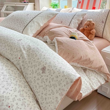 Lenjerie Ranforce alb-roz cu ursuleti si dantela Jojo Home, detaliu pat si fete de perna