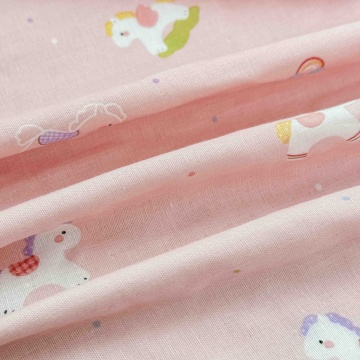 Detaliu față din bumbac cu imprimeu Animăluțe pastel pe roz