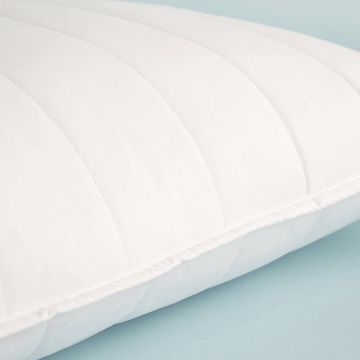 Pernă Othello Clara matlasată 50x70 cm cu 5% puf și 95% pene de gâscă – imagine 3