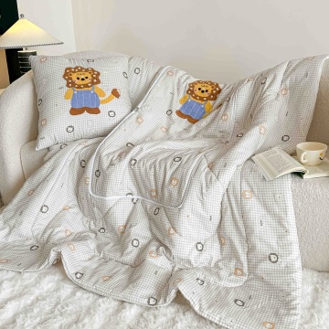 Pilotă pentru pătuț bebeluși 2 în 1, gri-bej, model leu, 100x145 cm, 100% bumbac, transformabilă în pernă, JoJo Home