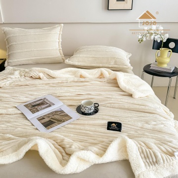 vedere de ansamblu a setului Jo-Jo Home crem cu fețe de pernă și pătură 3D din blăniță de iepure, într-un dormitor minimalist