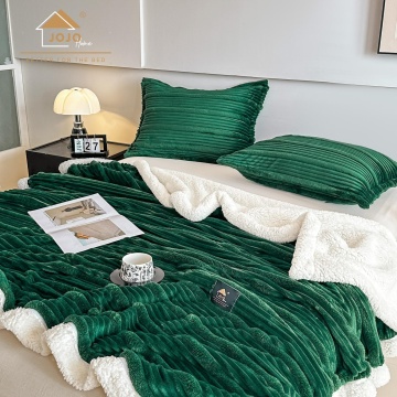 vedere laterală a setului Jo-Jo Home verde cu fețe de pernă și model 3D în dungi din blăniță de iepure