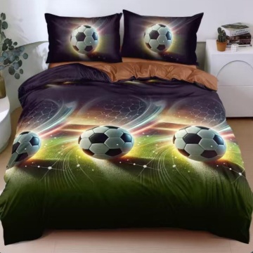 Lenjerie de pat maro cu mingi de fotbal și efect luminos, 4 piese, policoton