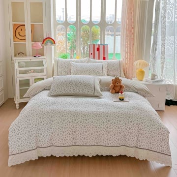 Lenjerie de Pat Ranforce 100% Bumbac Alba cu Flori Gri si Dantela | 4 Piese | Cearceaf cu Elastic 180x200 cm | Jojo Home