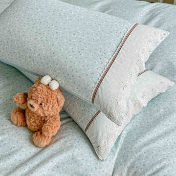 Lenjerie de Pat Ranforce 100% Bumbac Bleu cu Flori Albe si Dantela | 4 Piese | Cearceaf cu Elastic 180x200 cm | Jojo Home – imagine de prezentare comercială