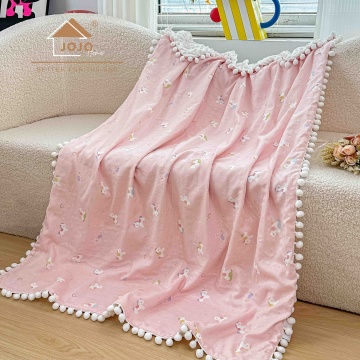 Pătură pentru bebeluși și copii, 100x150 cm, față din bumbac, verso Minky cu buline 3D, ciucurei, JoJo Home – Animăluțe pastel pe roz