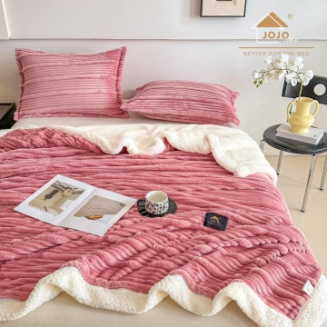 vedere de ansamblu a setului Jo-Jo Home roz cu fețe de pernă și pătură 3D din blăniță de iepure, într-un dormitor minimalist