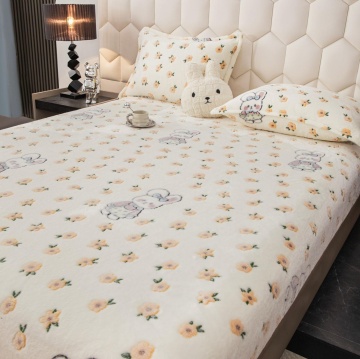 detaliu husă de pat Cocolino Jo-Jo Home crem cu model iepuraș și flori galbene pastelate, material moale plusat și perne în același imprimeu