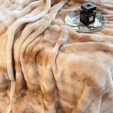 textura moale si pufoasa a paturii de culoare bej / alba, impreuna cu o farfurie decorativa