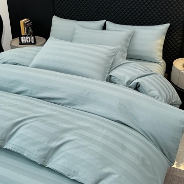 Detaliu lenjerie verde menta Damasc Deluxe Jojo Home cu perne si husa de pilota din bumbac