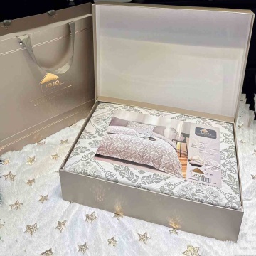 cutie din carton argintie deschisa care contine lenjeria de lux
