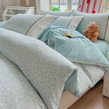 Lenjerie de Pat Ranforce 100% Bumbac Bleu cu Flori Albe si Dantela | 4 Piese | Cearceaf cu Elastic 180x200 cm | Jojo Home – imagine de catalog a produsului