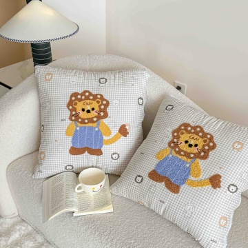 Pilotă copii și bebeluși JoJo Home 2 în 1, gri-bej, model leu, 100x145 cm - pernă decorativă
