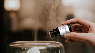 Ce este aromaterapia? Știința și arta din spatele stării de bine naturale
