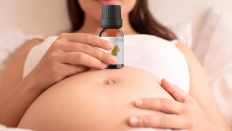 Aromaterapia și sarcina: Cum să folosești uleiurile esențiale în siguranță pentru tine și bebelușul tău