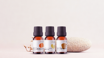 Simfonia aromelor: Ghidul complet al notelor de vârf, mijloc și bază în aromaterapie