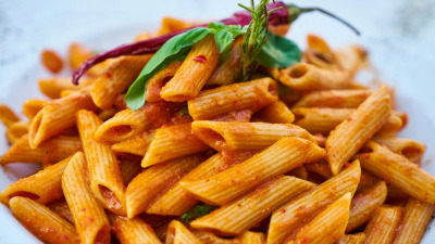 Penne cu Sos de Roșii, Usturoi și Busuioc