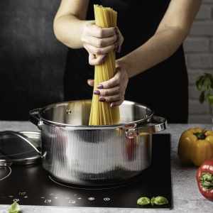 Oală inox Tri-Ply cu capac 24 cm, 5,8 L, pentru inducție – VCASA Velora 90125, capac din inox cu strecurătoare - Img 7