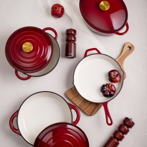 Set 4 vase din fontă emailată Homla Andreas, vișiniu ombre: oală 24 cm 4 L, oală joasă 28 cm, oală ovală 4,5 L și tigaie 26 cm - Img 3