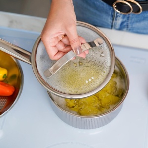 Cratiță cu coadă inox Tri-Ply cu capac 16 cm, 1,5 L, pentru inducție – VCASA Velora 90121, capac din inox cu strecurătoare - Img 6
