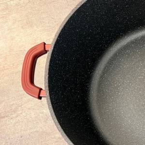 Oala marmorata 24 L , cu capac, de calitate, pentru zacusca, gemuri, compoturi, bulion Bachmayer BM 7753-44, antiaderenta, curatare usoara, cu protectie manere din silicon rosu burgund - Img 6
