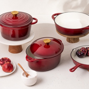 Set 4 vase din fontă emailată Homla Andreas, vișiniu ombre: oală 24 cm 4 L, oală joasă 28 cm, oală ovală 4,5 L și tigaie 26 cm - Img 2