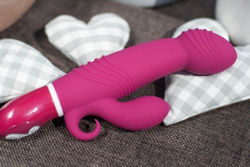 Vibrator iepure cu display LED cu 7 moduri de vibratie Flores Piccolo (17,5 cm)