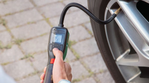 Bosch EasyPump Pompa pneumatica cu acumulator integrat, 3.6V, 3Ah, 10bar, cablu USB + geanta - Img 3