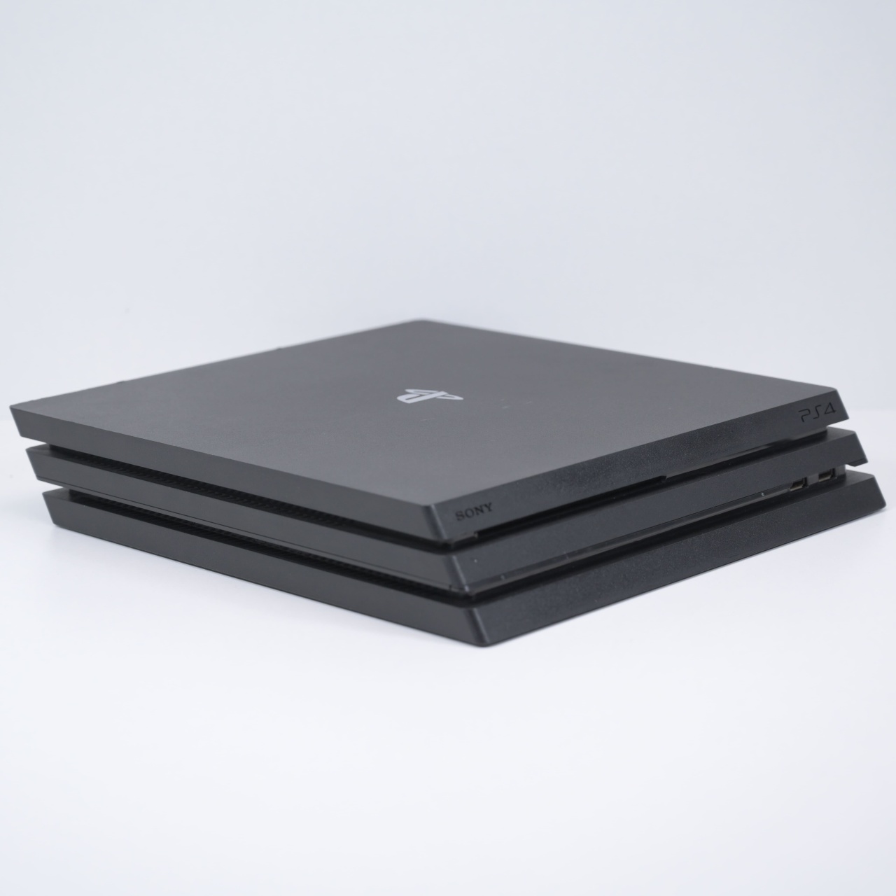 Consola Playstation 4 Pro 1TB, 1 maneta, 1 joc