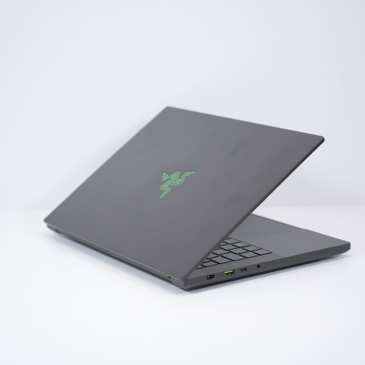 Laptop RAZER Blade 14 2023 (RZ09-0482), AMD Ryzen 9 7940HS, 14