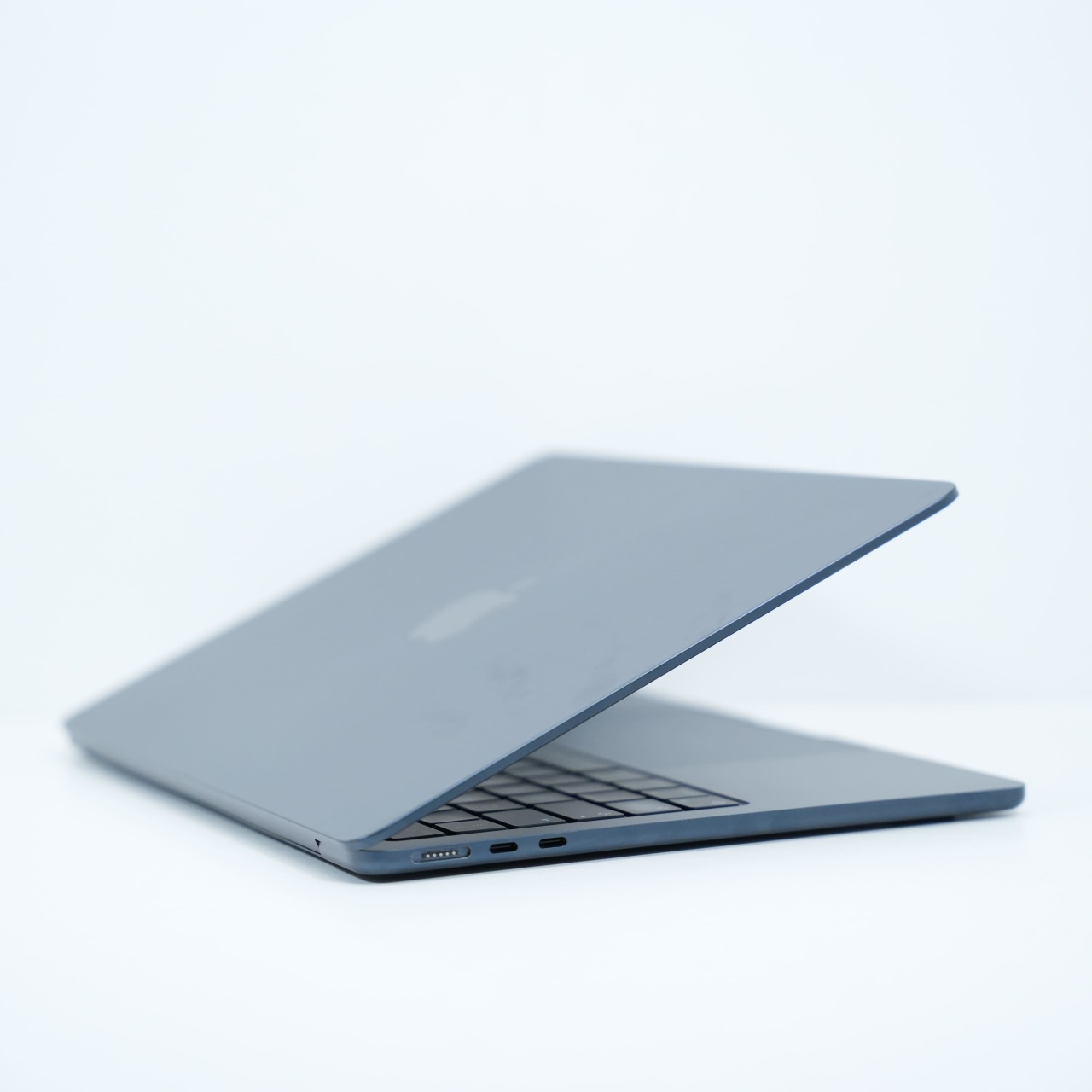 Laptop Apple Macbook Air A2681 (M2, 2022), Apple M2, 13.6", Rezolutie 2560 x 1664, 8 GB DDR5, SSD de 512 GB, Apple M2 - imagine 3