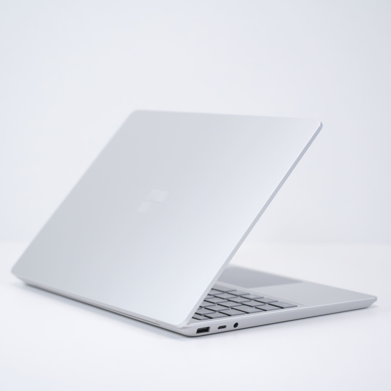 Laptop Microsoft Surface Laptop Go 3 (Model 2013) Intel Core i5-1235U, 12.4\'\', Rezolutie 1536 x 1024, Touchscreen, 8 GB DDR5, SSD de 256 GB, Intel Iris Xe Graphics - 2 | YEO