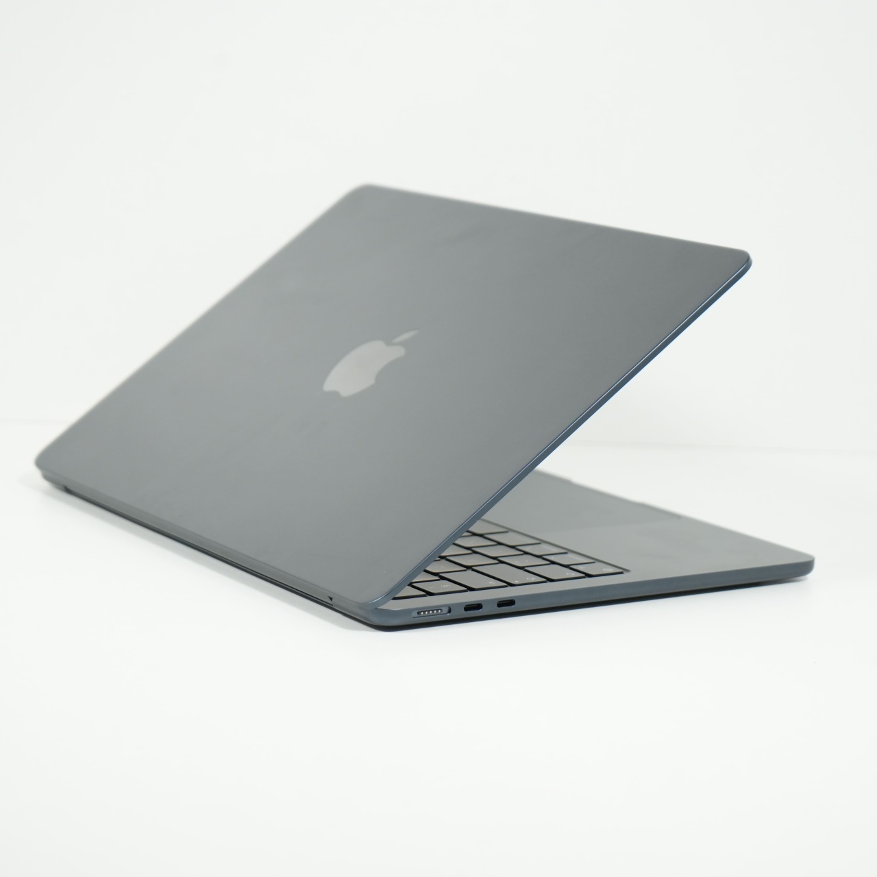 Laptop Apple Macbook Air M3 (A3113), Apple M3, 13.6", Rezolutie 2560 x 1664, 16 GB DDR5, SSD de 256 GB, Apple M3 - imagine 3