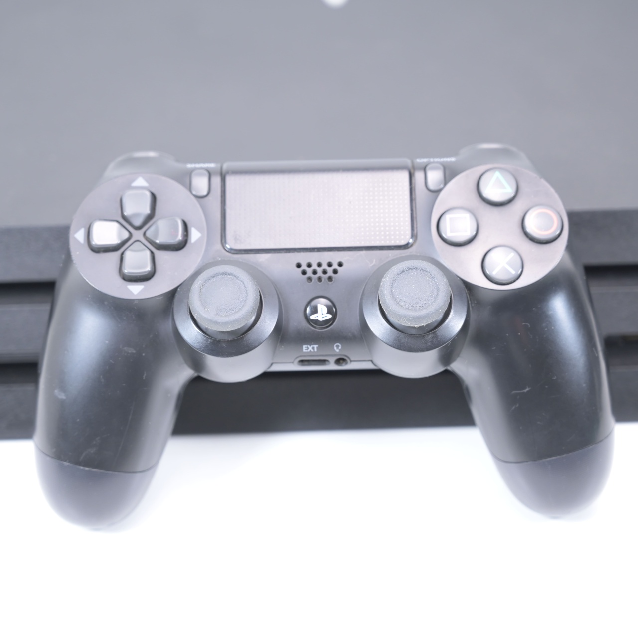 Consola Playstation 4 Pro 1TB, 1 maneta, 1 joc