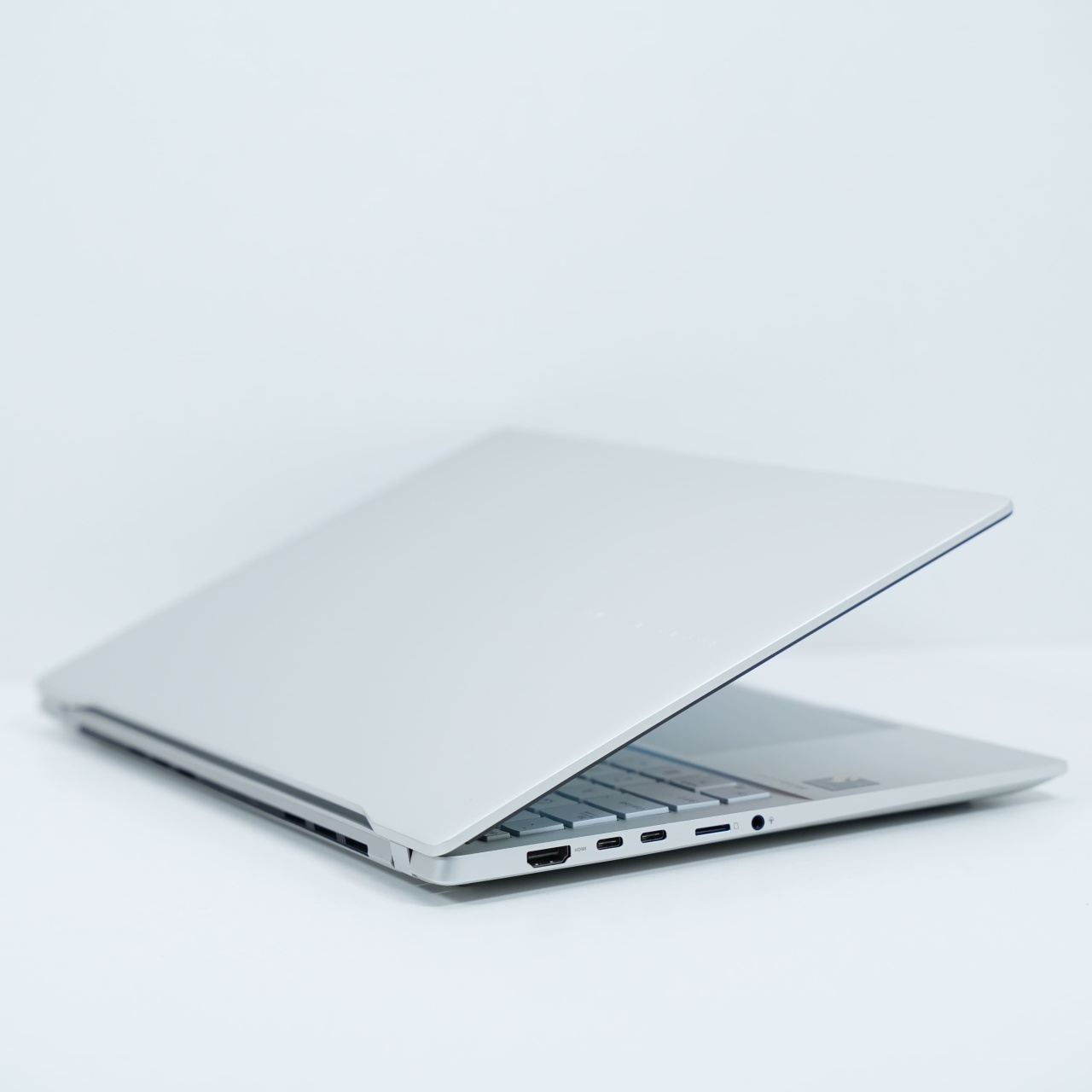 Laptop Asus Vivobook S15 (S5507QA-MA064X), Snapdragon X Elite - X1E78100, 15.6", Rezolutie 2880 x 1620, 120Hz, 32 GB DDR5, SSD de 1 TB, Qualcomm Adreno X1-85 - imagine 3