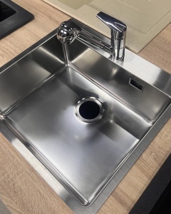 Čelična sudopera 50x50x20 mm sa izvlačnom inox slavinom i sifonom - SET