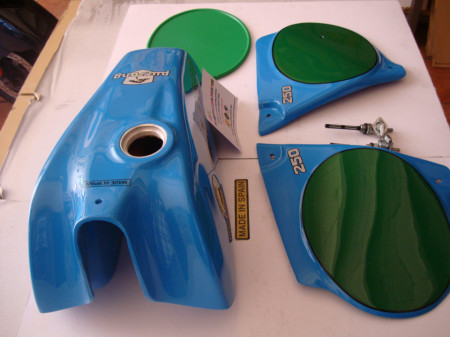 BULTACO PURSANG MK9 GAS TANK AND SIDE PANELS BULTACO PURSANG MK9 - Img 4