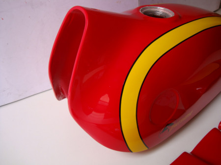 BULTACO PURSANG MK7 GASTANK AND SIDE PANELS MODEL 121 BULTACO PURSANG GAS TANK NEW BULTACO PURSANG BODY KIT BULTACO PURSANG MK7 360 - Img 6