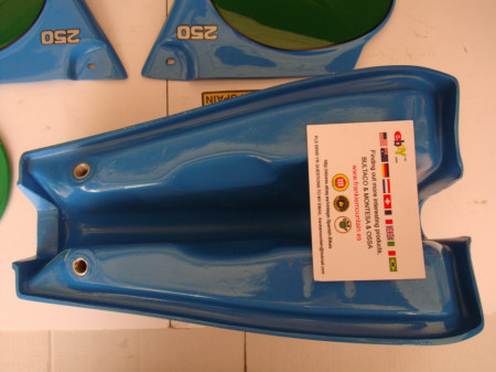 BULTACO PURSANG MK9 GAS TANK AND SIDE PANELS BULTACO PURSANG MK9 - Img 3