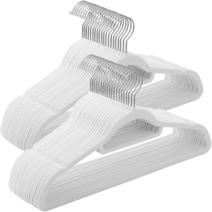 SONGMICS Set de 50 de umerase pentru haine, anti-alunecare cu catifea, bara de cravata si carlig pivotant, 43,5 cm, alb - Img 1