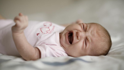 De ce se sperie bebelusii in somn