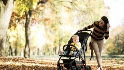 Cum să faci din plimbările de toamnă o plăcere pentru bebeluși și părinți