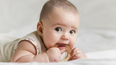 10 soluții rapide și eficiente pentru a calma durerea gingiilor la bebeluși