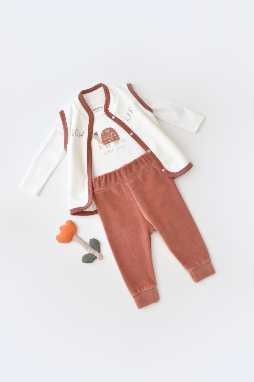 Set 3 piese Broscuta cu body, pantalonasi si vestuta din 80%bumbac organic si 20% poliester - Caramiziu, BabyCosy