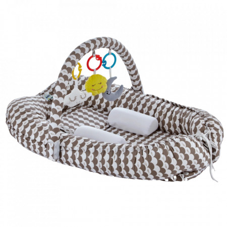 Salteluta Baby Nest cu bara jucarii Between parents