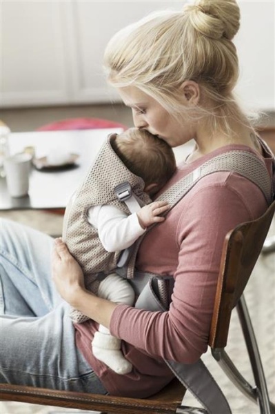 BabyBjorn - Marsupiu anatomic Mini, cu pozitii multiple de purtare, Greige, 3D Mesh