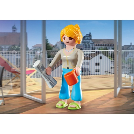 PLAYMOBIL - FIGURINA FEMEIE CU ZIAR SI CAFEA