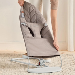 BabyBjorn - Balansoar Bliss Sand Gray cu aspect delicat de petala, tesatura matlasata - Img 3